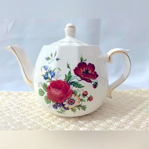 Vintage Ellgreave tea pot with lid